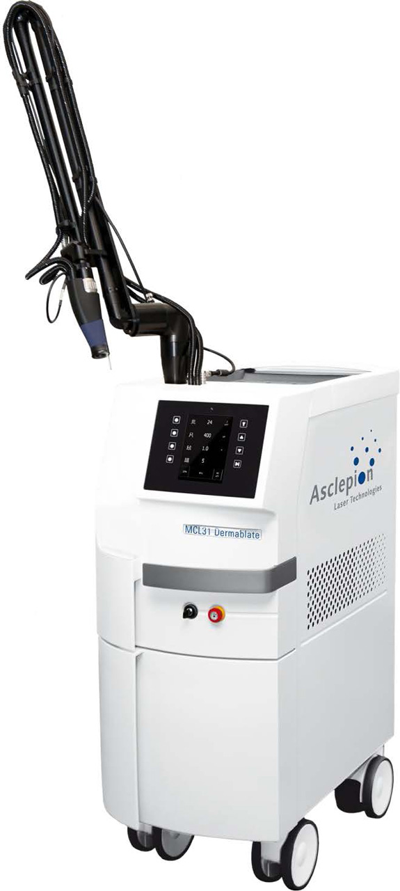 Das 'Juliet MCL31 Dermablate' Gerät von Asclepion Laser Technologies. Ein modernes, weißes Lasergerät für feminine Gesundheit mit einem Bedienfeld, Rollen am Boden und einem flexiblen Arm mit Laserapplikator.